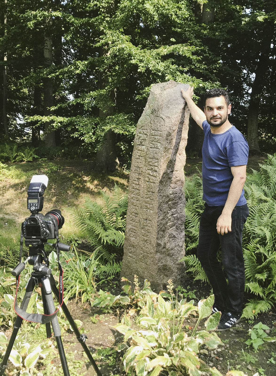 Photographing the rune stone for the photogrammetry