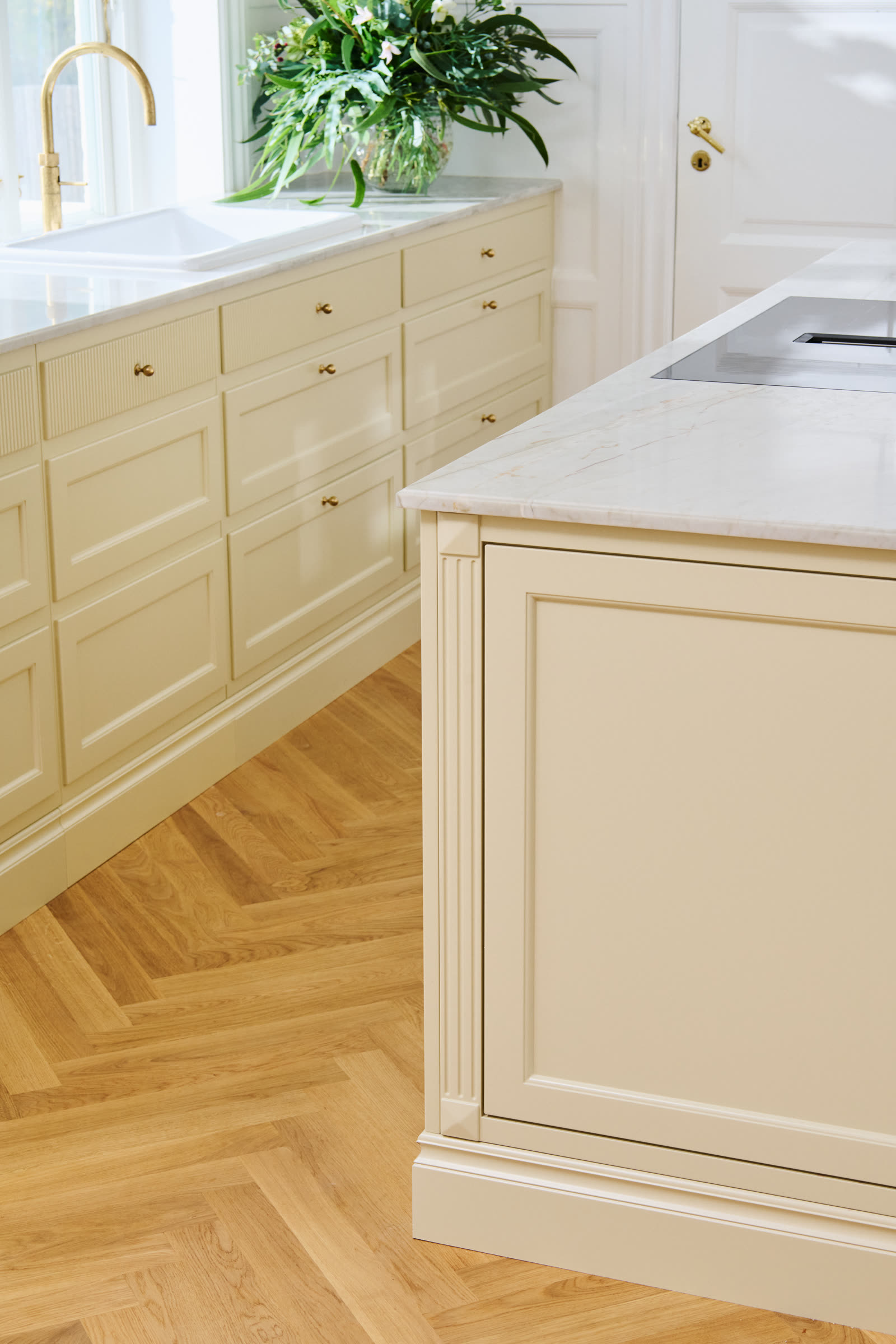 The kitchen island in solid wood with a stone worktop
