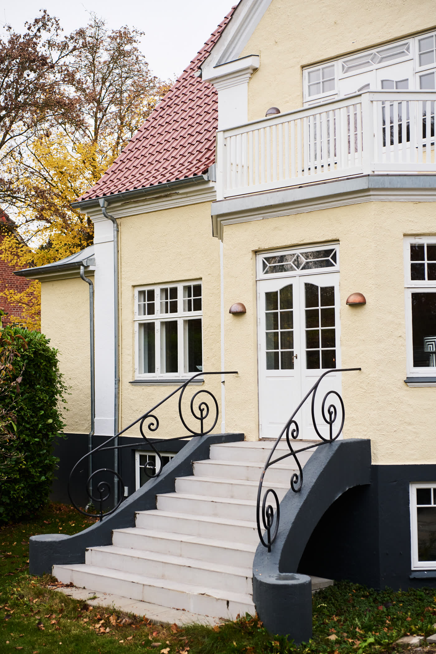 The villa and the garden stairs