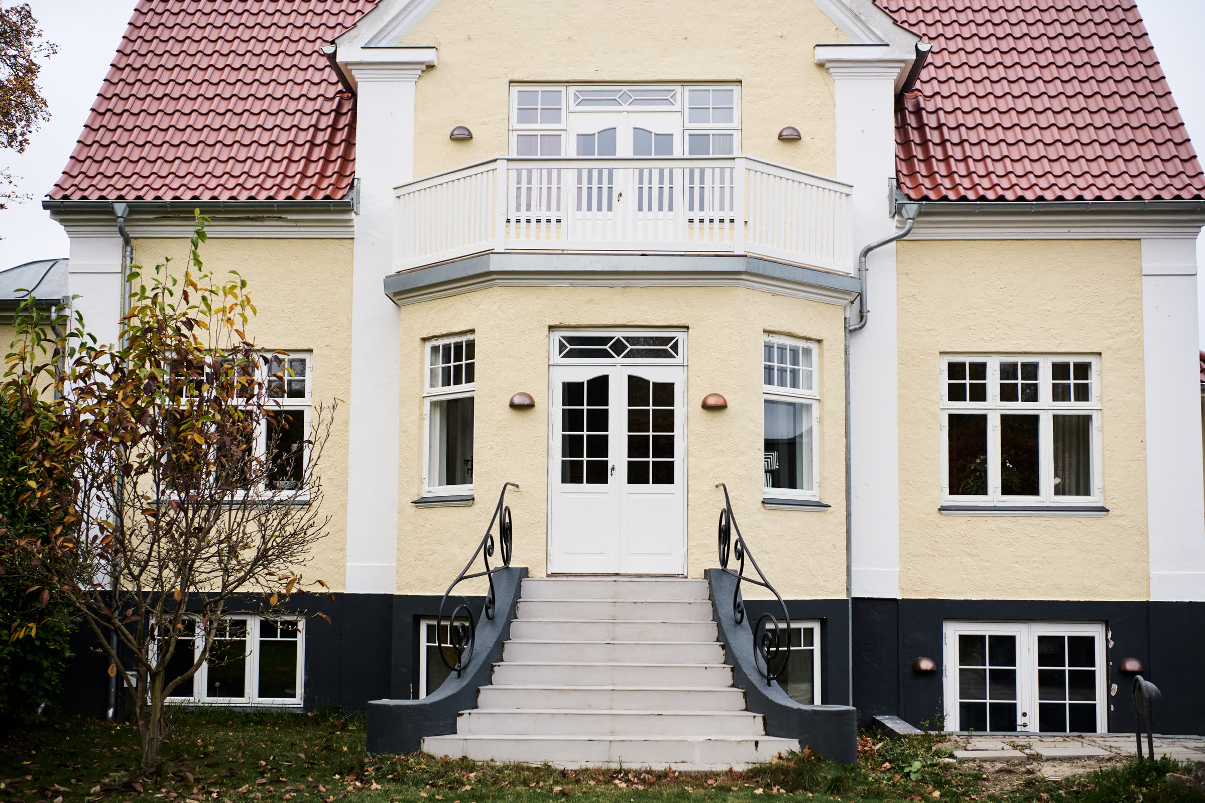 The yellow villa seen from the garden