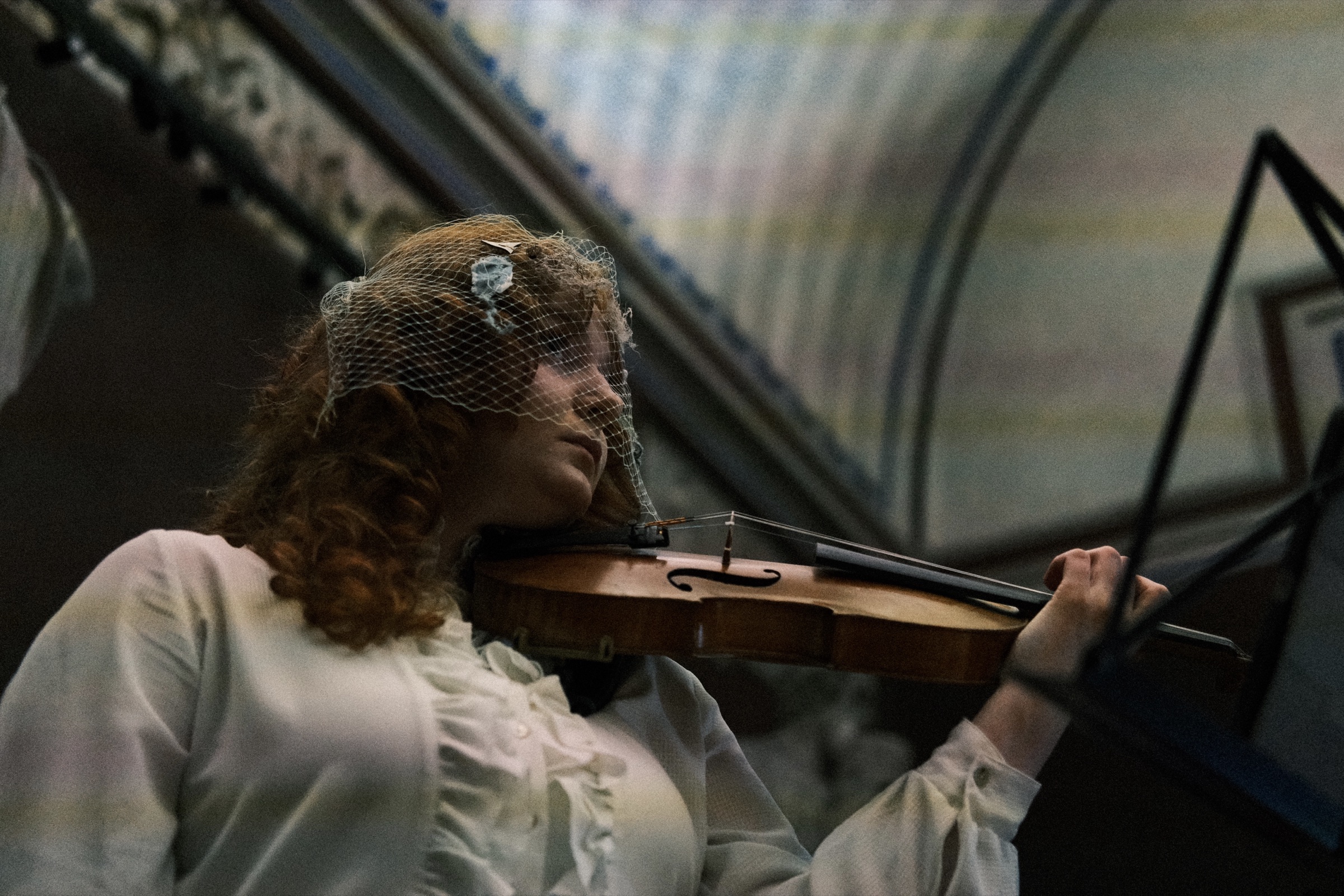 The violinist playing under the vault