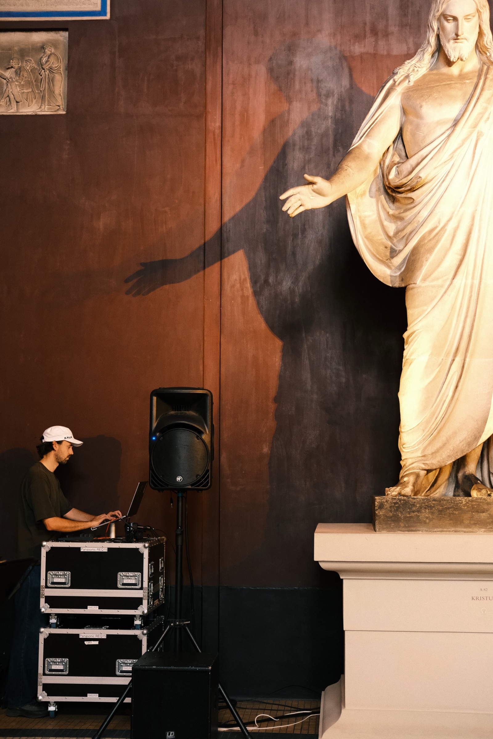 Setting up the projection by the Christ figure
